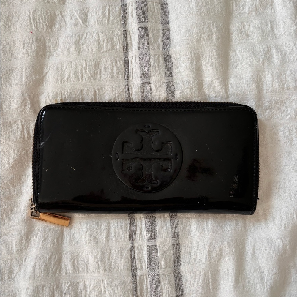 Tory Burch black patent leather wallet GUC